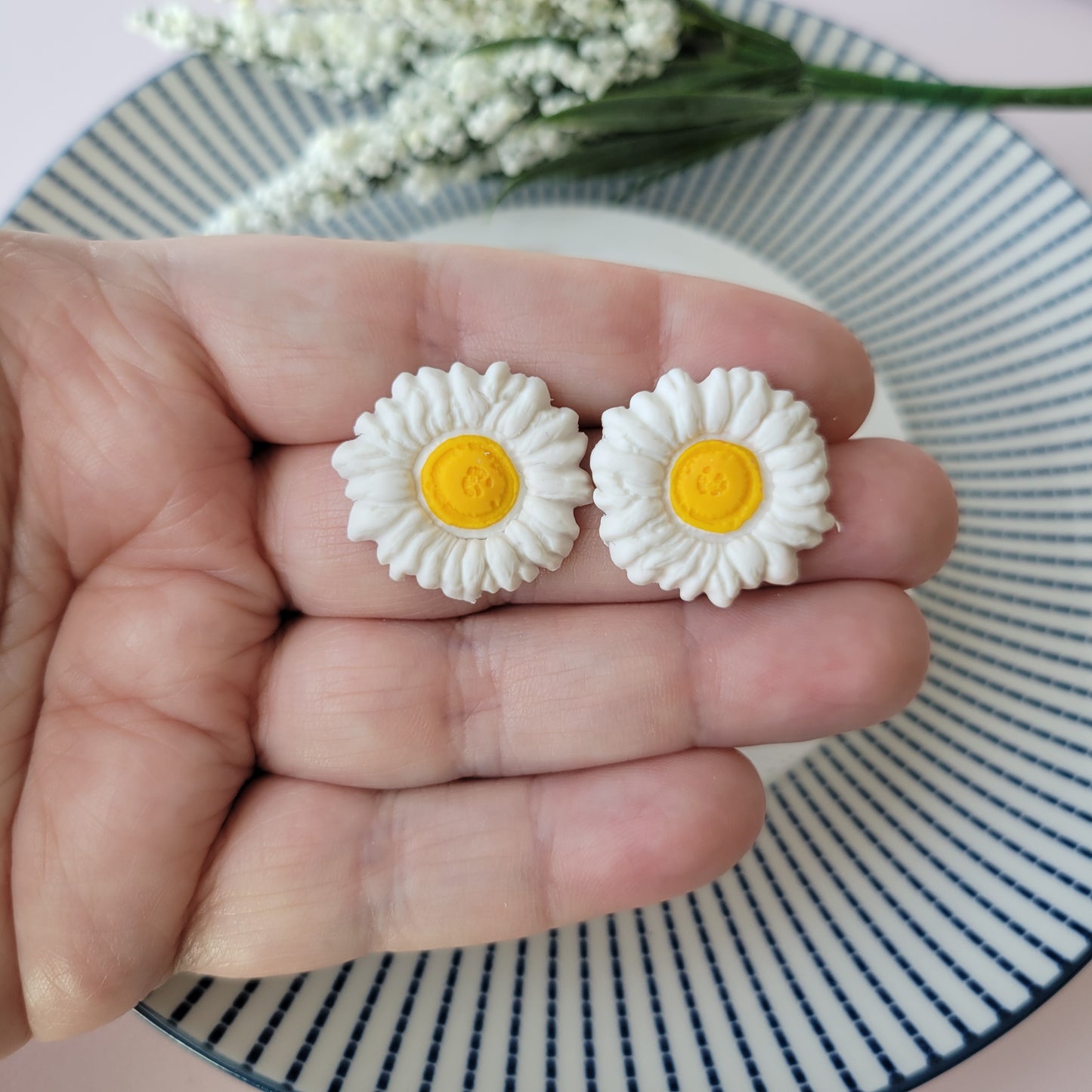 Flower Studs (Large) | White Daisy