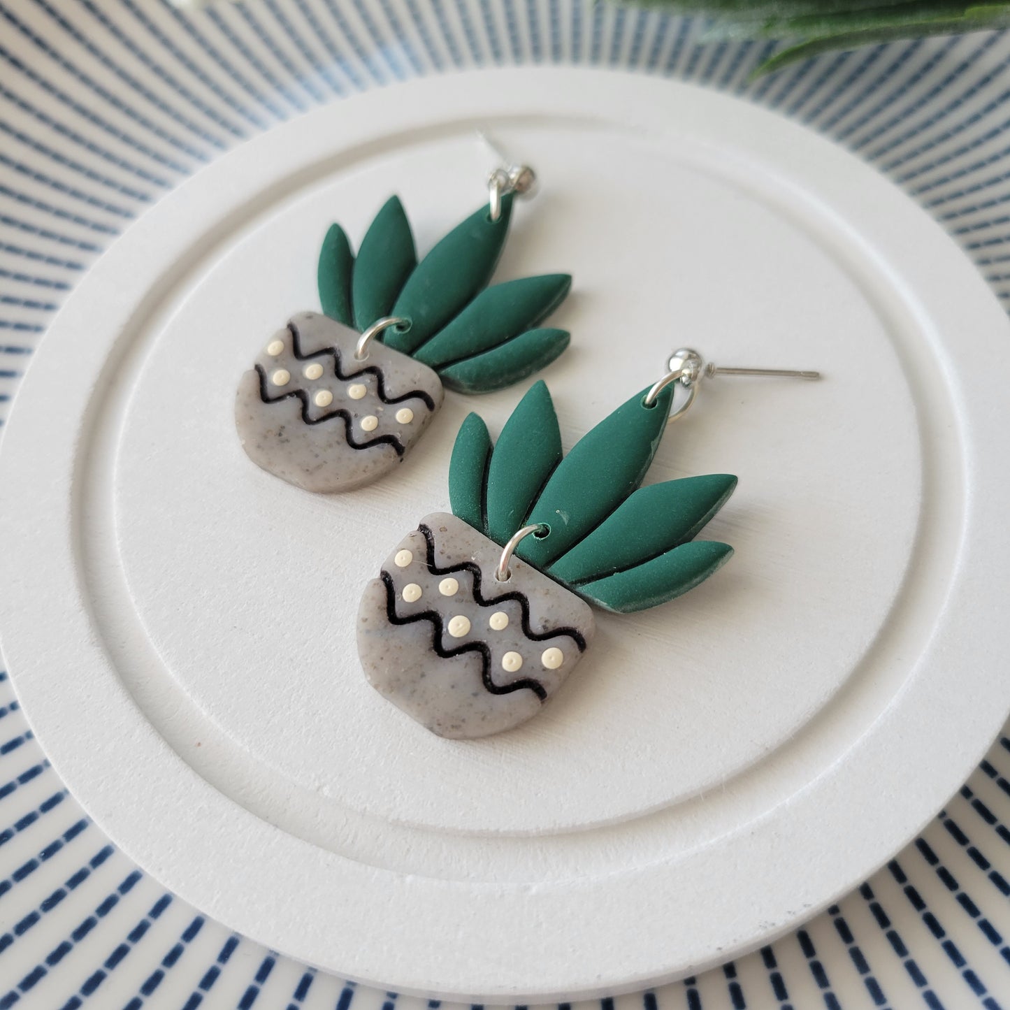 Snake Plant Dangle | Green and Grey